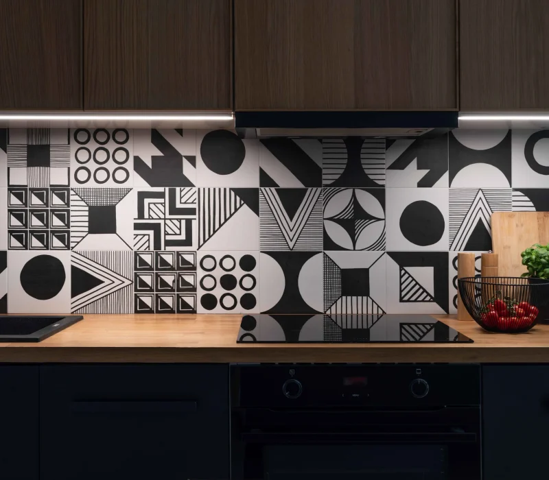 kuchnia w kolorystyce czerni i bieli z elementami drewna