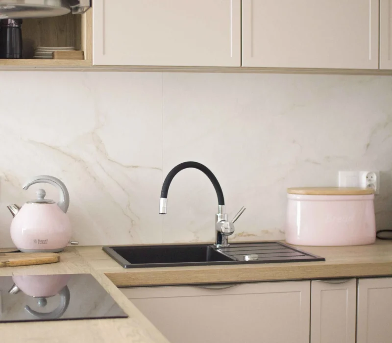 kuchnia z rozowo pastelowymi dodatkami