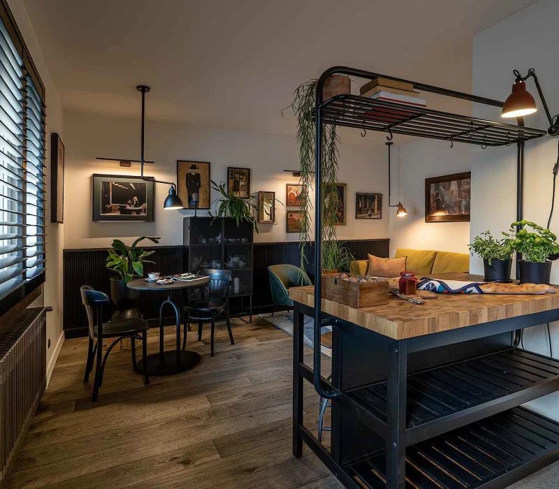 loftowa kawiarenka w odcieniach czerni i brazu