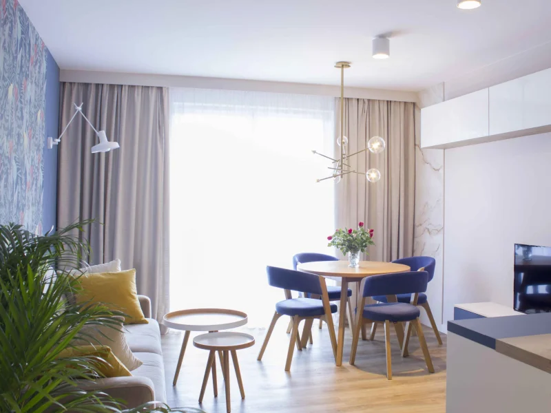 niebieski salon z elementami drewnianymi