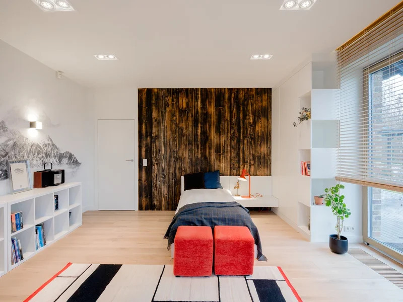 pokoj-dziecka-lozko-w-kolorystyce-granat-biel-czerwien