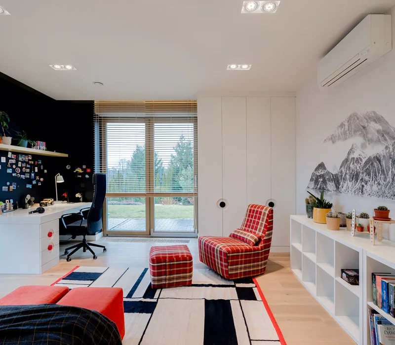 pokoj-dziecka-w-kolorystyce-granat-biel-czerwien