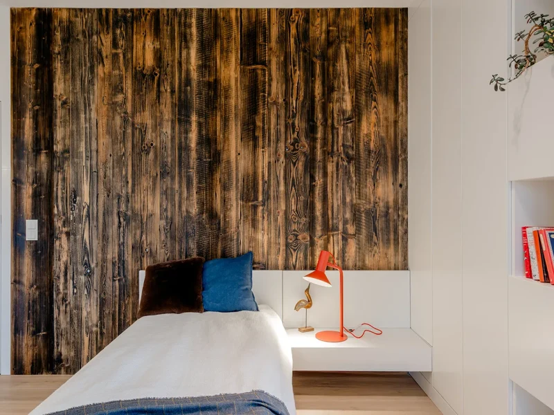 pokoj-dziecka-w-kolorystyce-granat-biel-czerwien-szafka-nocna-lozko