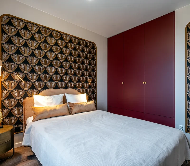 realizacja-eklektyzm-w-dobrym-stylu-burgundowo-zlota-sypialnia