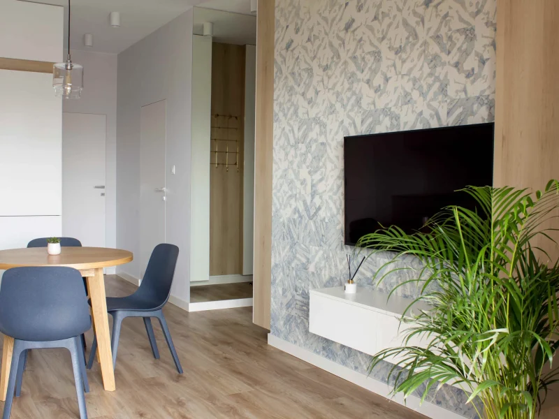 salon w kawalerce w niebieskiej kolorystyce