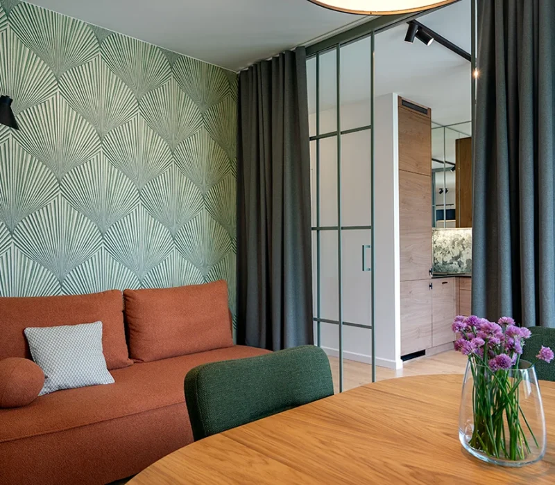 salon-zielony-z-pomaranczowa-kanapa