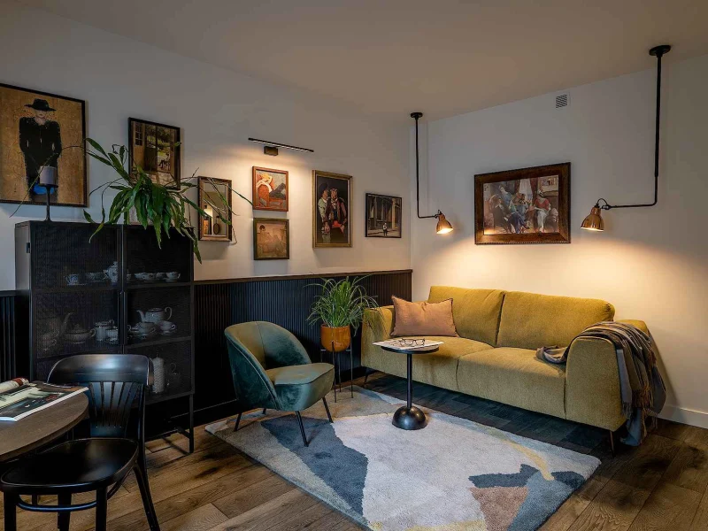 welurowe kanapy w kawiarence